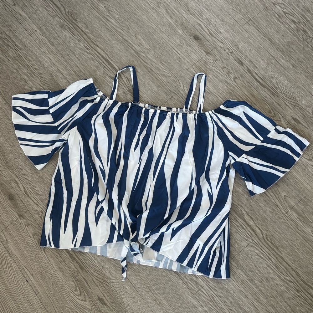 5/$25✨NWOT🏷️Striped Off-Shoulder Top